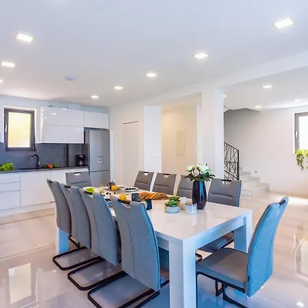 Villa Belvedere With Heated Pool, Billiards, Media Room, Sea Views,10 Pax Omis