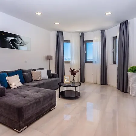 别墅 Belvedere With Heated Pool, Billiards, Media Room, Sea Views,10 Pax *