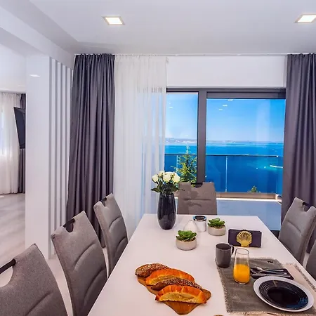 Belvedere With Heated Pool, Billiards, Media Room, Sea Views,10 Pax 别墅 *