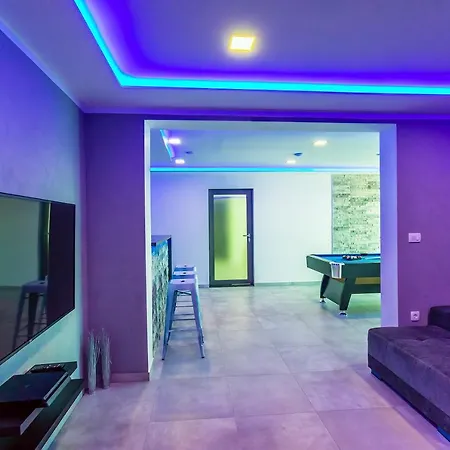 Belvedere With Heated Pool, Billiards, Media Room, Sea Views,10 Pax Villa