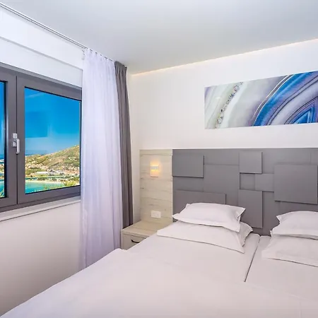 Belvedere With Heated Pool, Billiards, Media Room, Sea Views,10 Pax Villa *