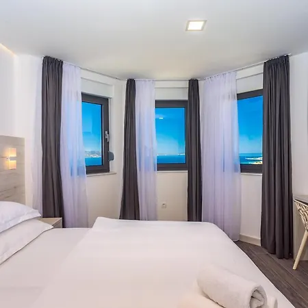 Belvedere With Heated Pool, Billiards, Media Room, Sea Views,10 Pax 别墅