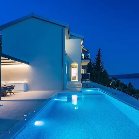 Villa Belvedere With Heated Pool, Billiards, Media Room, Sea Views,10 Pax Omiš