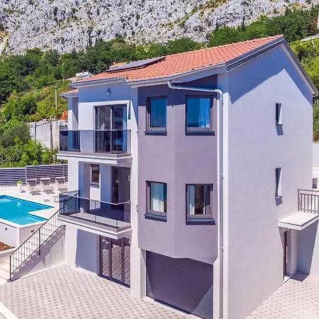 Villa Belvedere With Heated Pool, Billiards, Media Room, Sea Views,10 Pax *