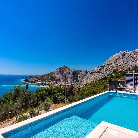 Villa Belvedere With Heated Pool, Billiards, Media Room, Sea Views,10 Pax *