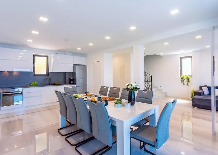 Villa Belvedere With Heated Pool, Billiards, Media Room, Sea Views,10 Pax Omiš