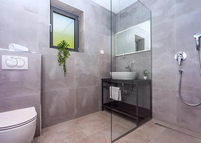 Belvedere With Heated Pool, Billiards, Media Room, Sea Views,10 Pax *