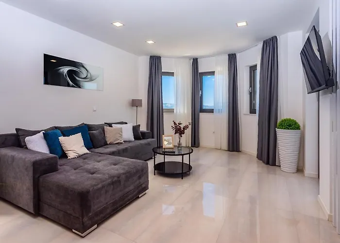 Villa Belvedere With Heated Pool, Billiards, Media Room, Sea Views,10 Pax *