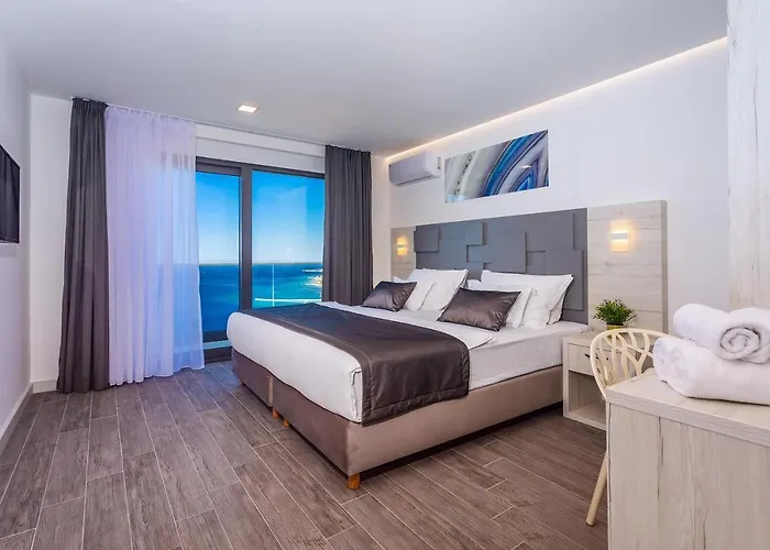 Belvedere With Heated Pool, Billiards, Media Room, Sea Views,10 Pax