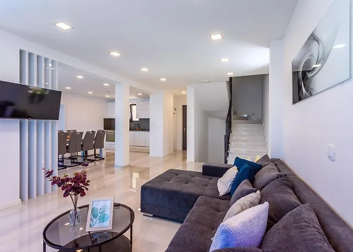 Belvedere With Heated Pool, Billiards, Media Room, Sea Views,10 Pax * Omiš