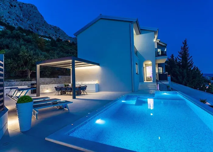 Belvedere With Heated Pool, Billiards, Media Room, Sea Views,10 Pax Omiš