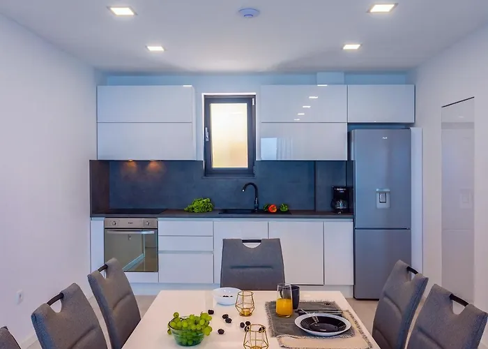 Villa Belvedere With Heated Pool, Billiards, Media Room, Sea Views,10 Pax *