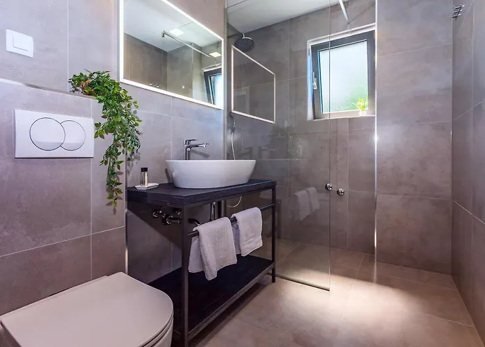 Villa Belvedere With Heated Pool, Billiards, Media Room, Sea Views,10 Pax Omiš