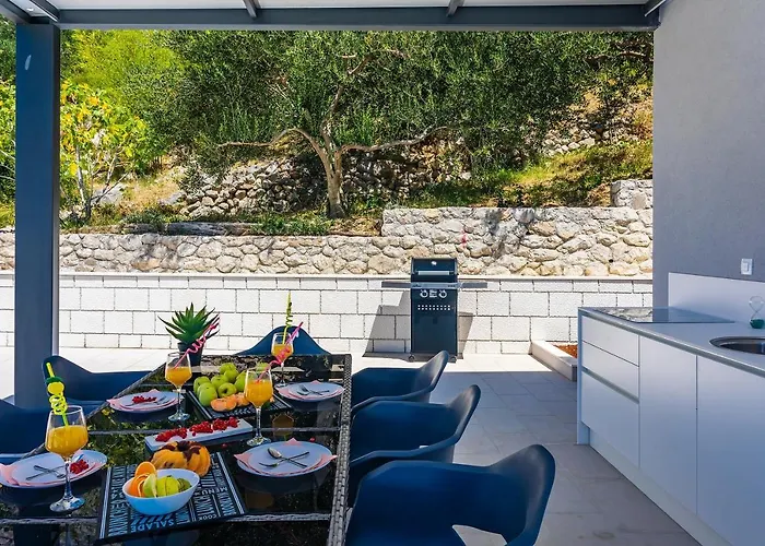 Villa Belvedere With Heated Pool, Billiards, Media Room, Sea Views,10 Pax *