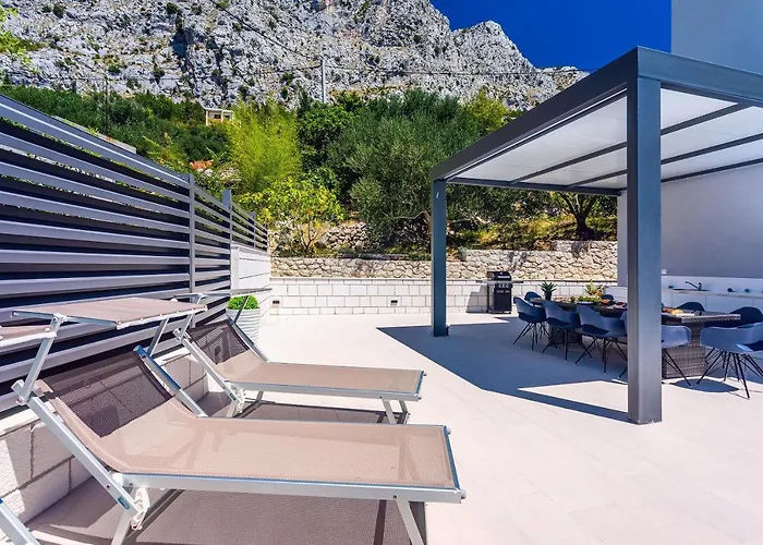 Belvedere With Heated Pool, Billiards, Media Room, Sea Views,10 Pax Omiš