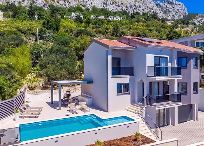 Belvedere With Heated Pool, Billiards, Media Room, Sea Views,10 Pax Omiš